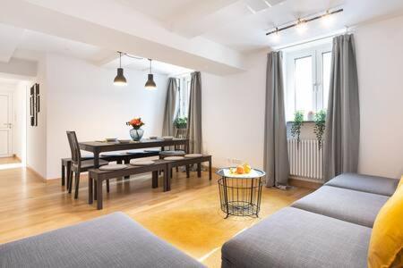 Marienplatz Apartment 2 Bedrooms Living Room Kitchen München Buitenkant foto